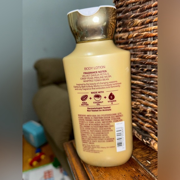 Bundle New 1 lotion 1 perfume and 2 eyeshadow products - Picture 3 of 12